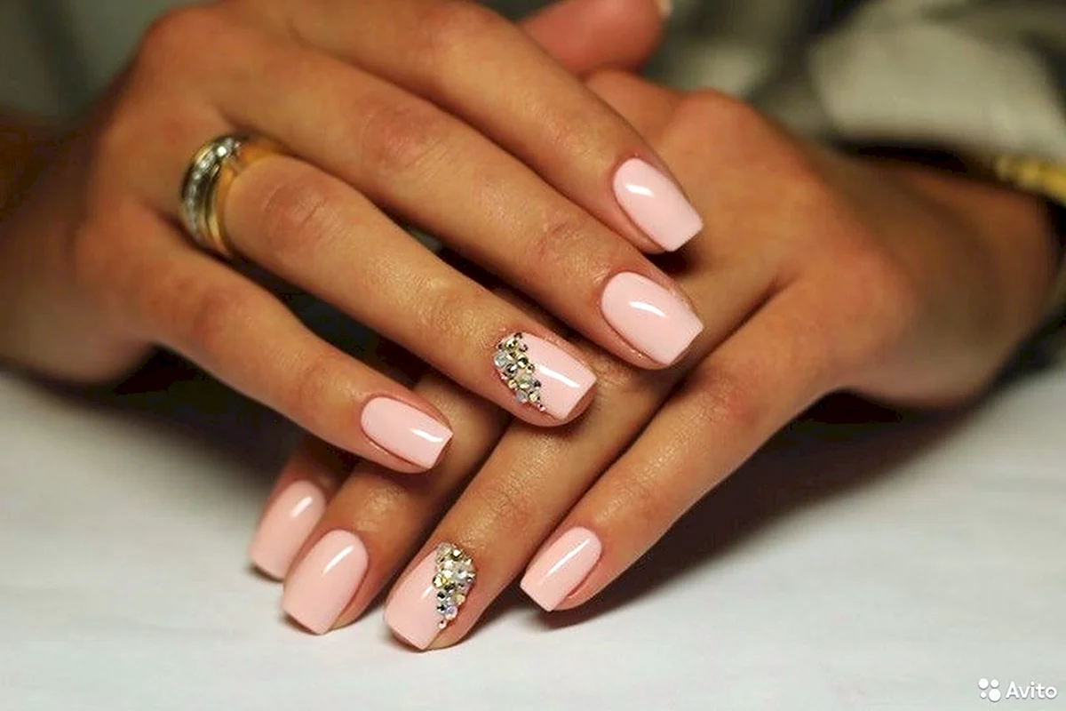Маникюр со светлым лаком
