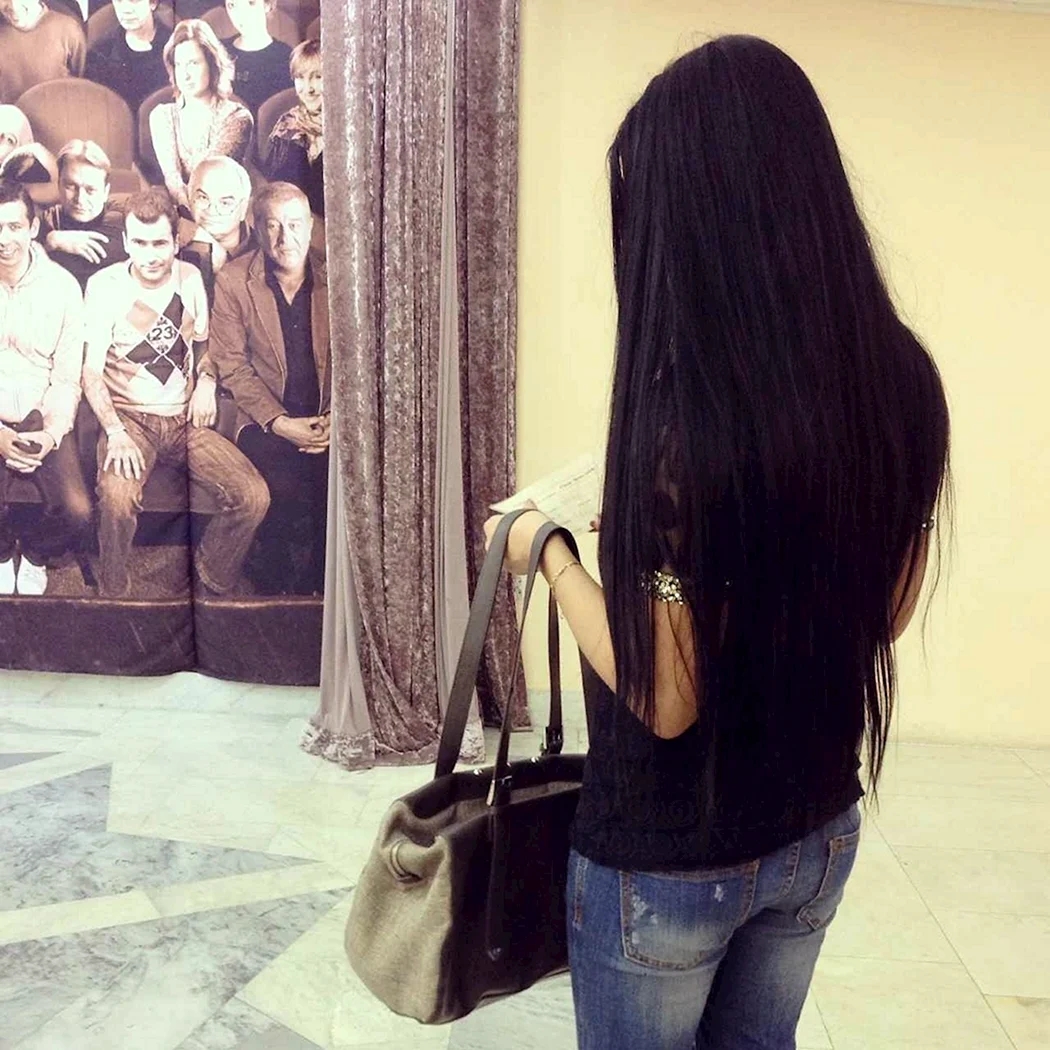 Кавказские девушки с черными волосами