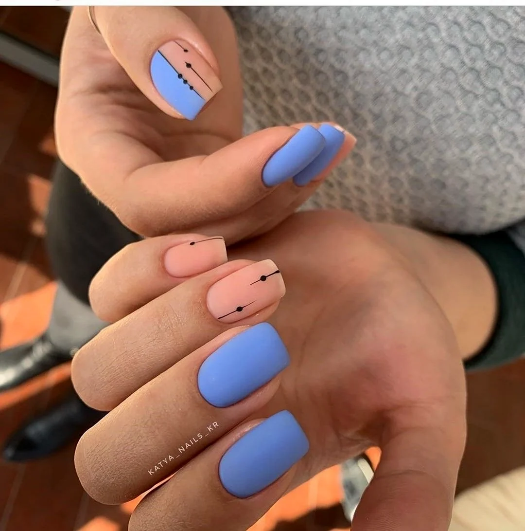 Голубой матовый маникюр на короткие ногти