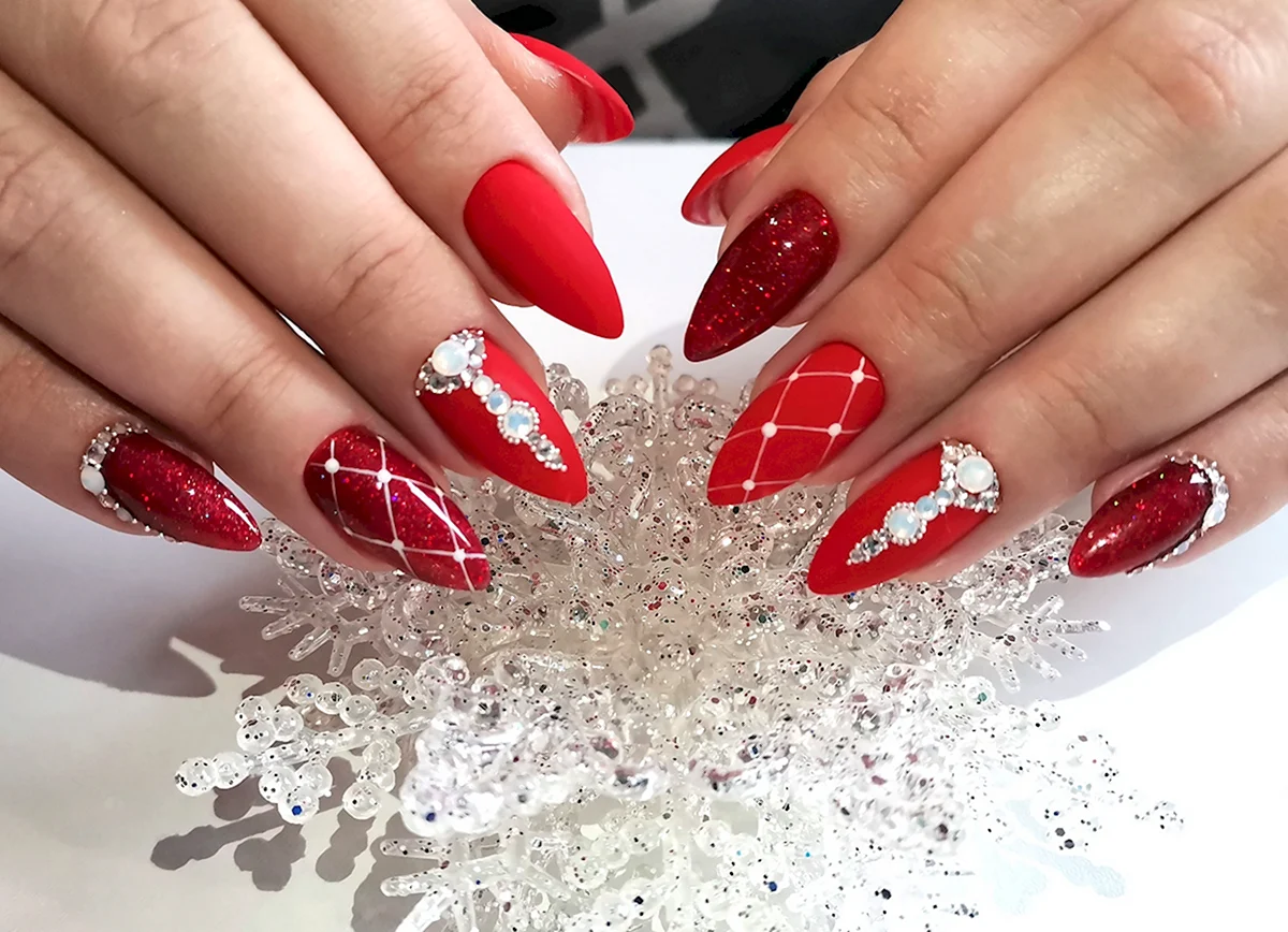 Новогодний маникюр в Красном цвете