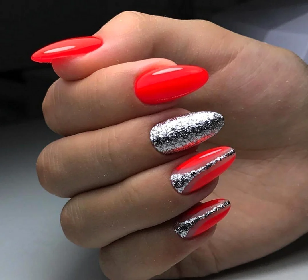 Стильный красный маникюр