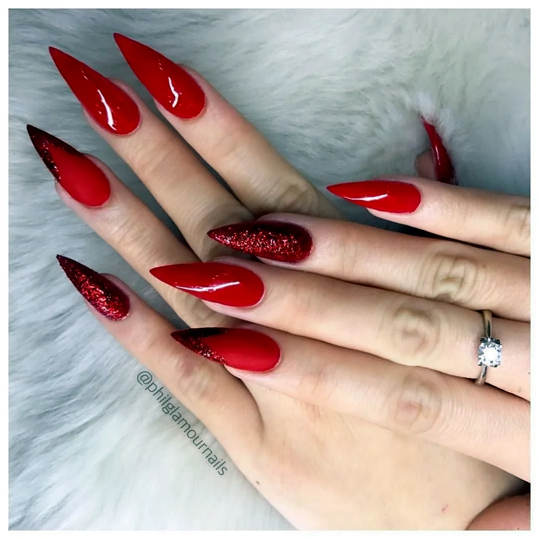 Красный маникюр на длинные острые ногти