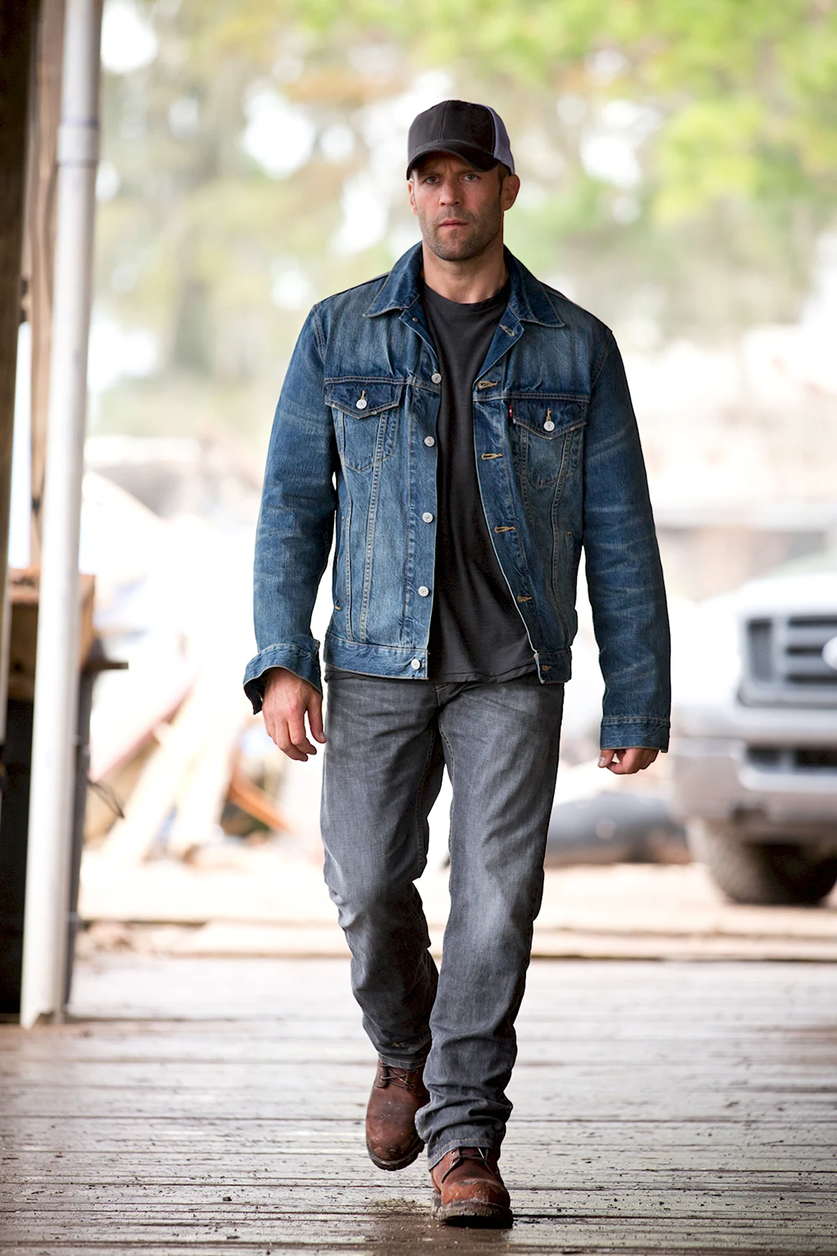 Джейсон Стэтхэм в джинсовке