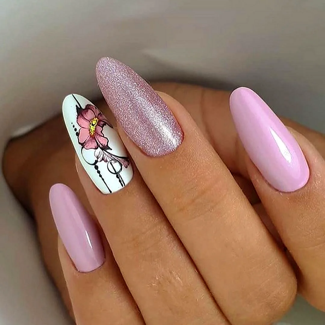 Розовый овальный маникюр