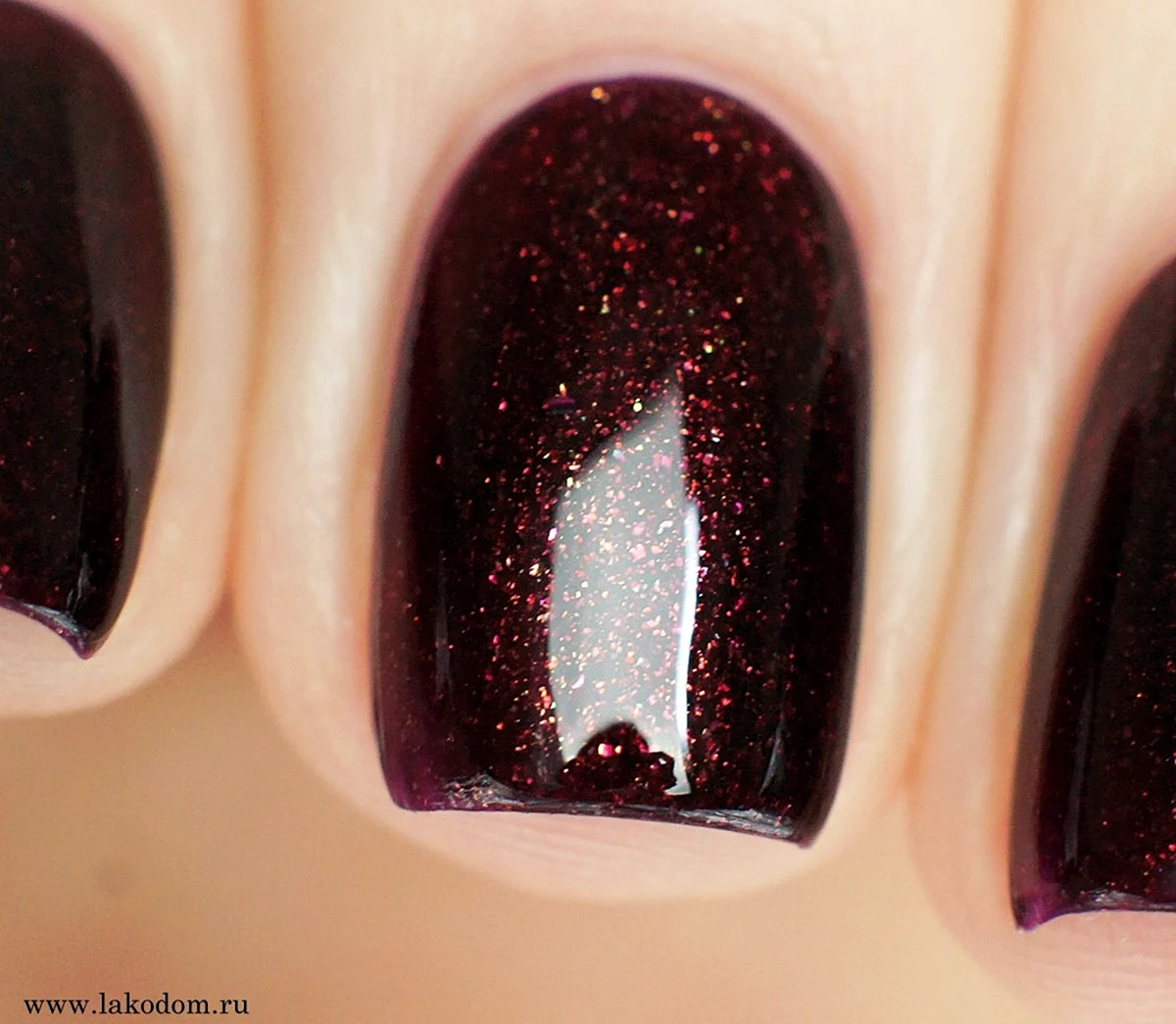 Бордовый маникюр с шиммером