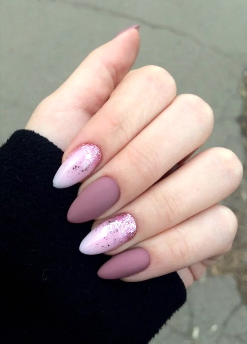 Розовые ногти миндаль