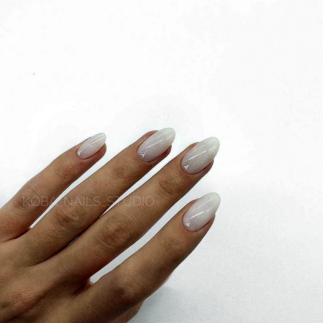 Белый полупрозрачный маникюр