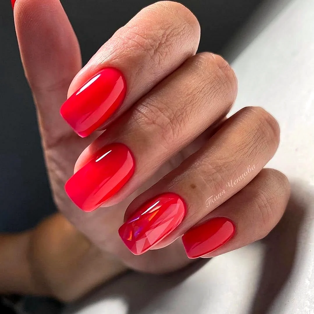 Нежно красный маникюр