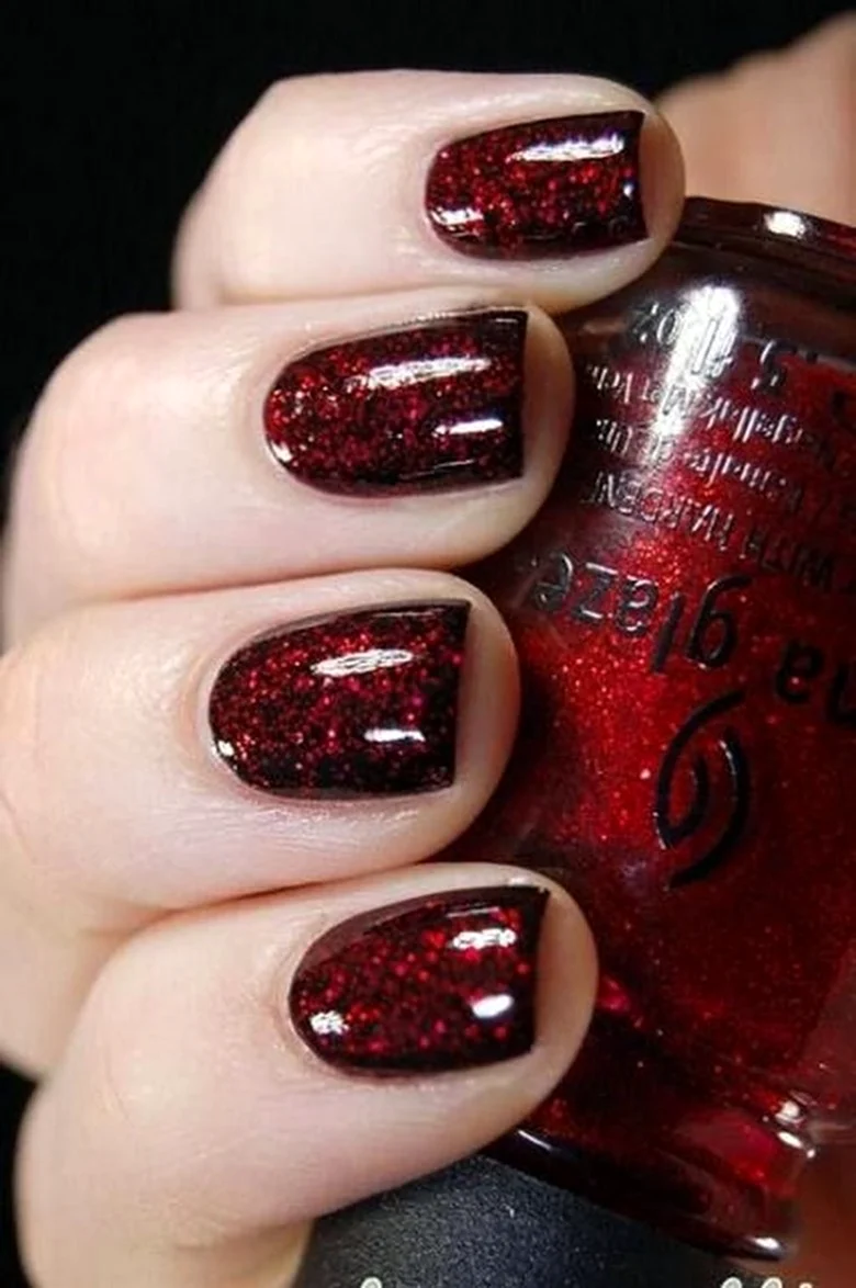 Красный маникюр с блестками