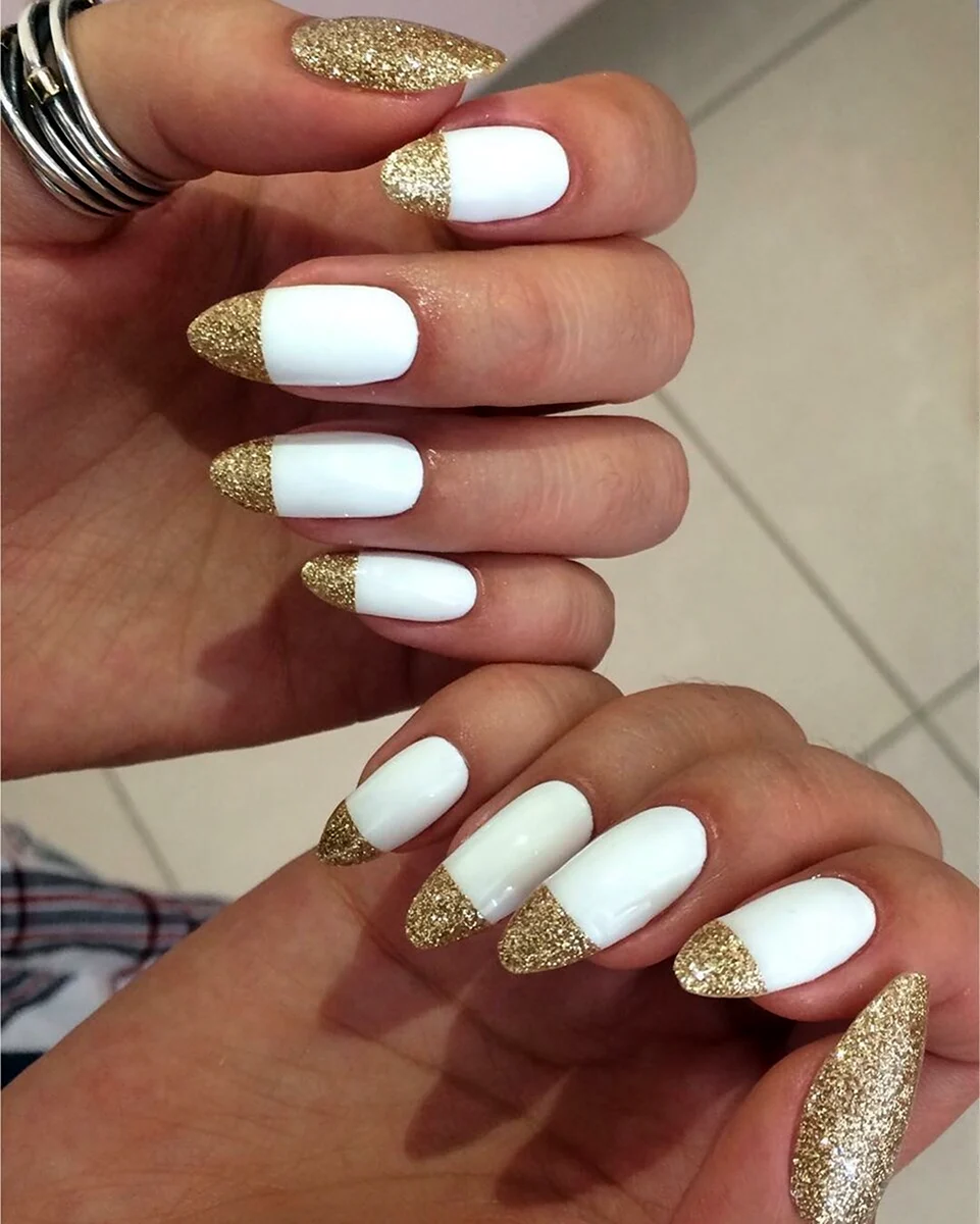 Ногти белые с золотом