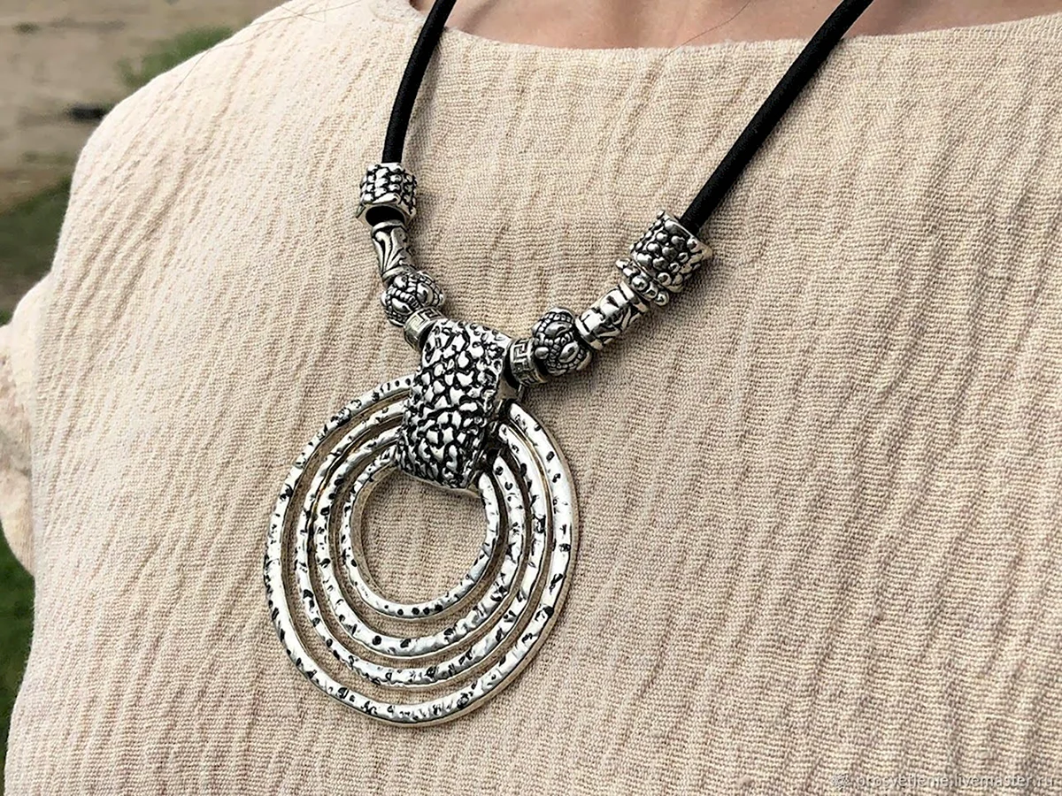 Украшение на шею