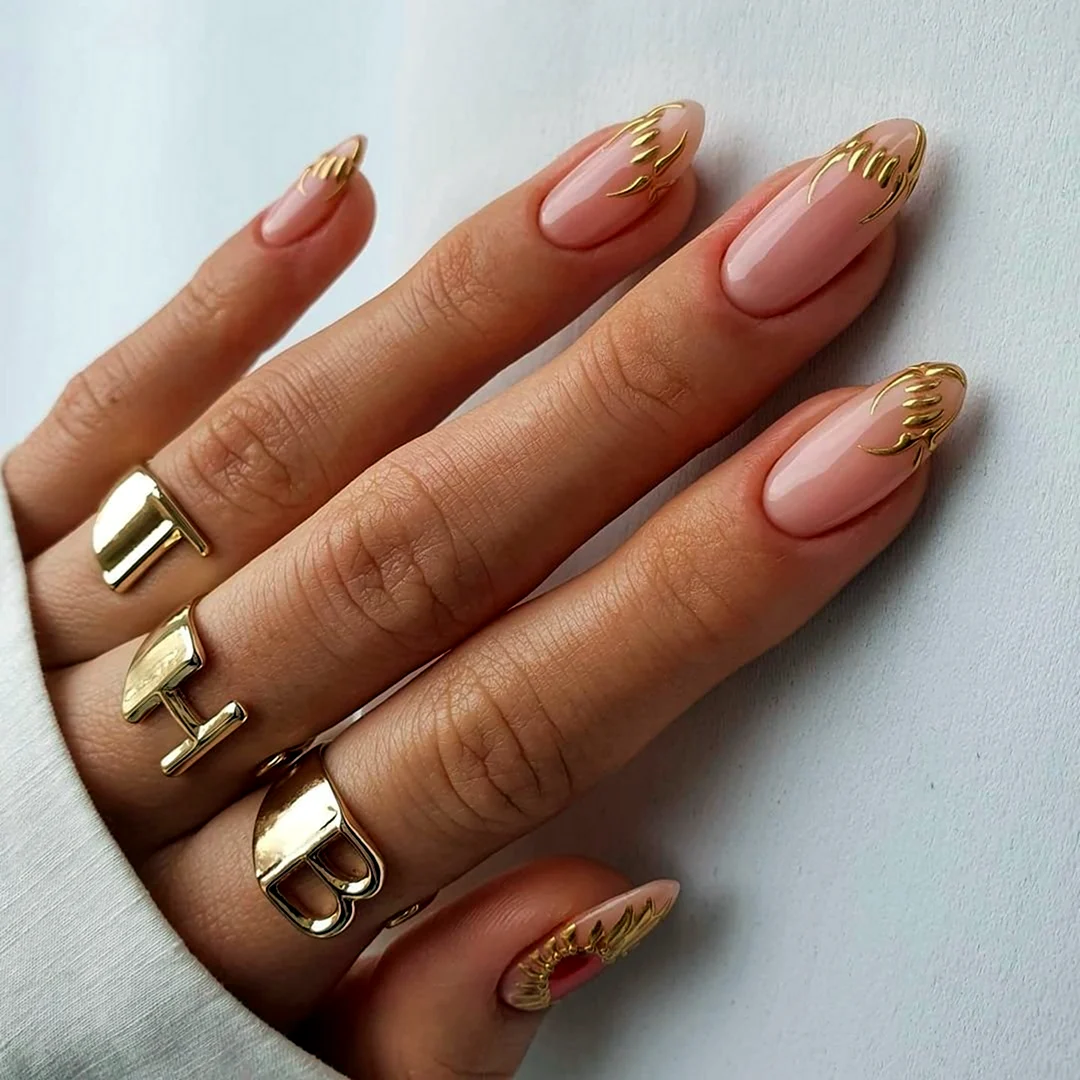 Золотой френч на ногтях