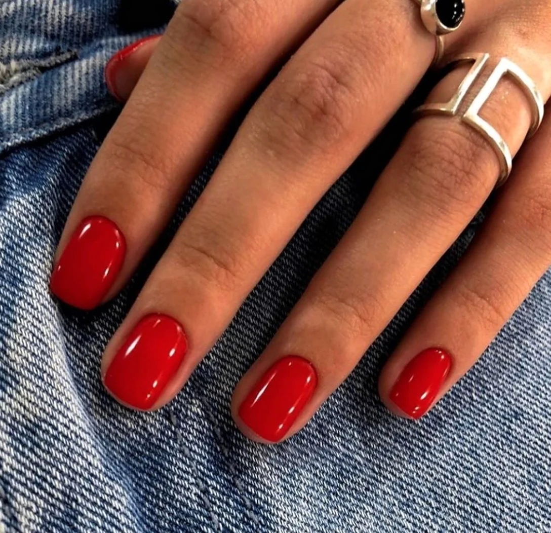 Красные ногти круглые
