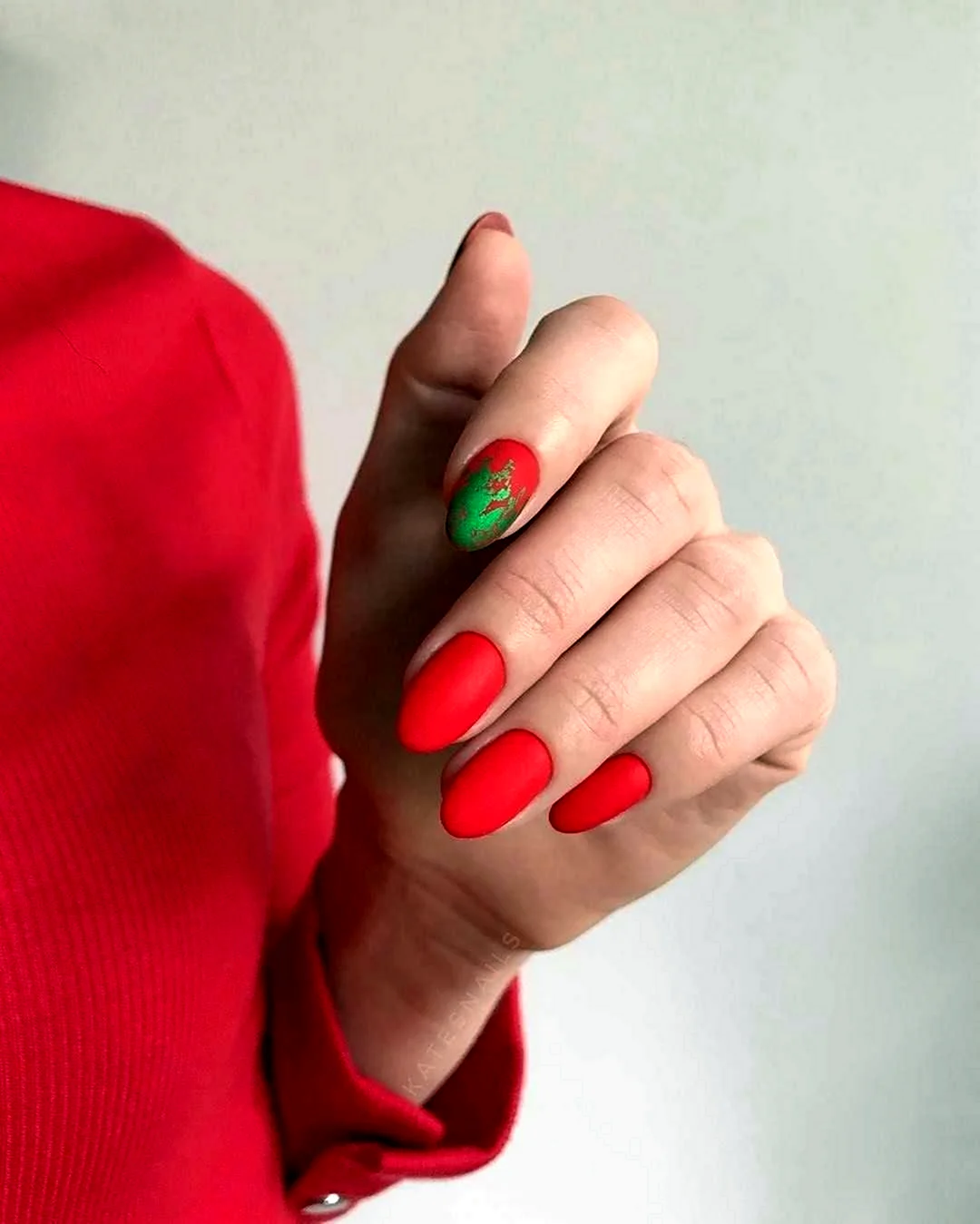 Зеленый с краснымманикбр