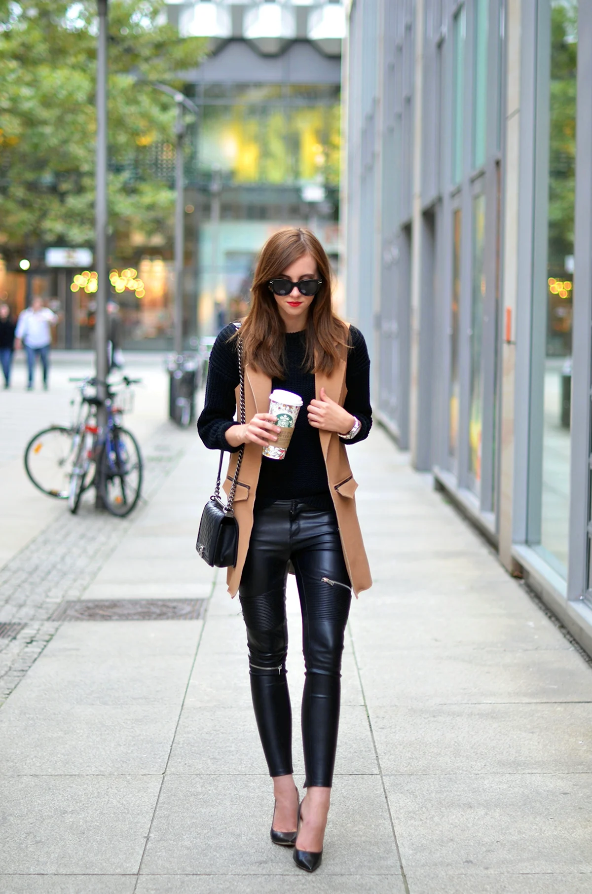 Кожаные безрукавка лук