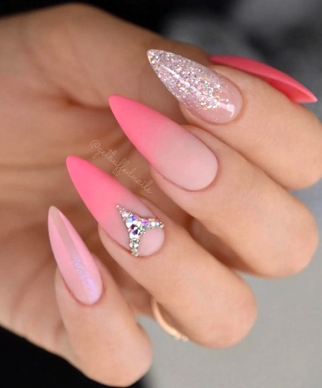 Розовые ногти острые