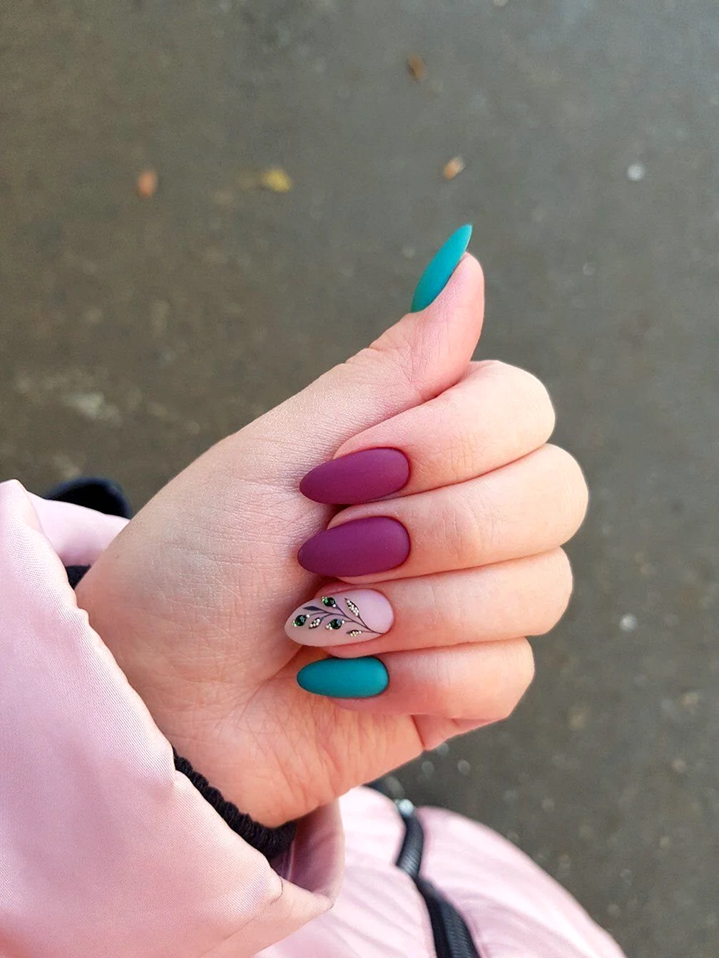 Маникюр миндаль яркий