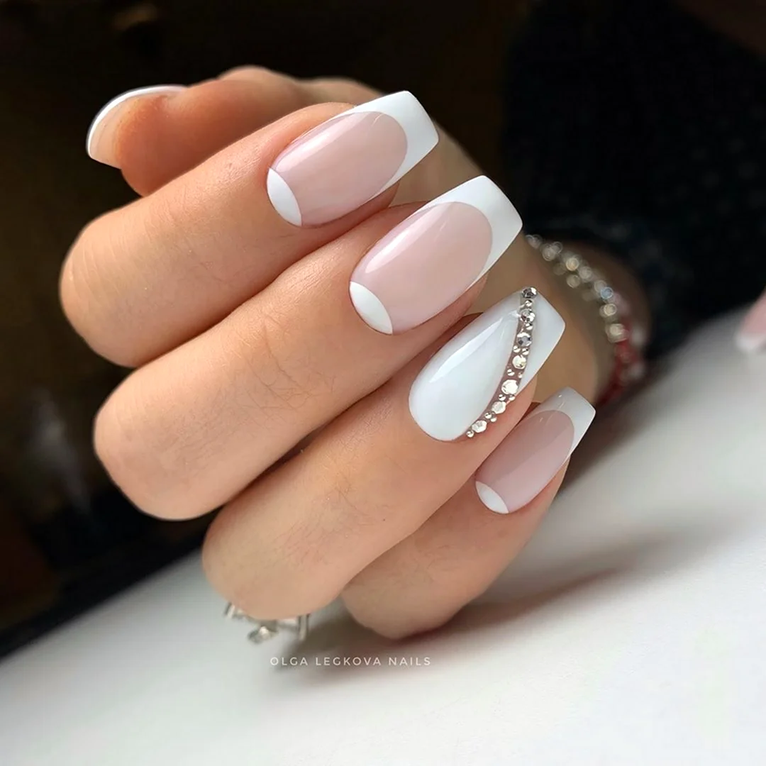 Маникюр френч белый