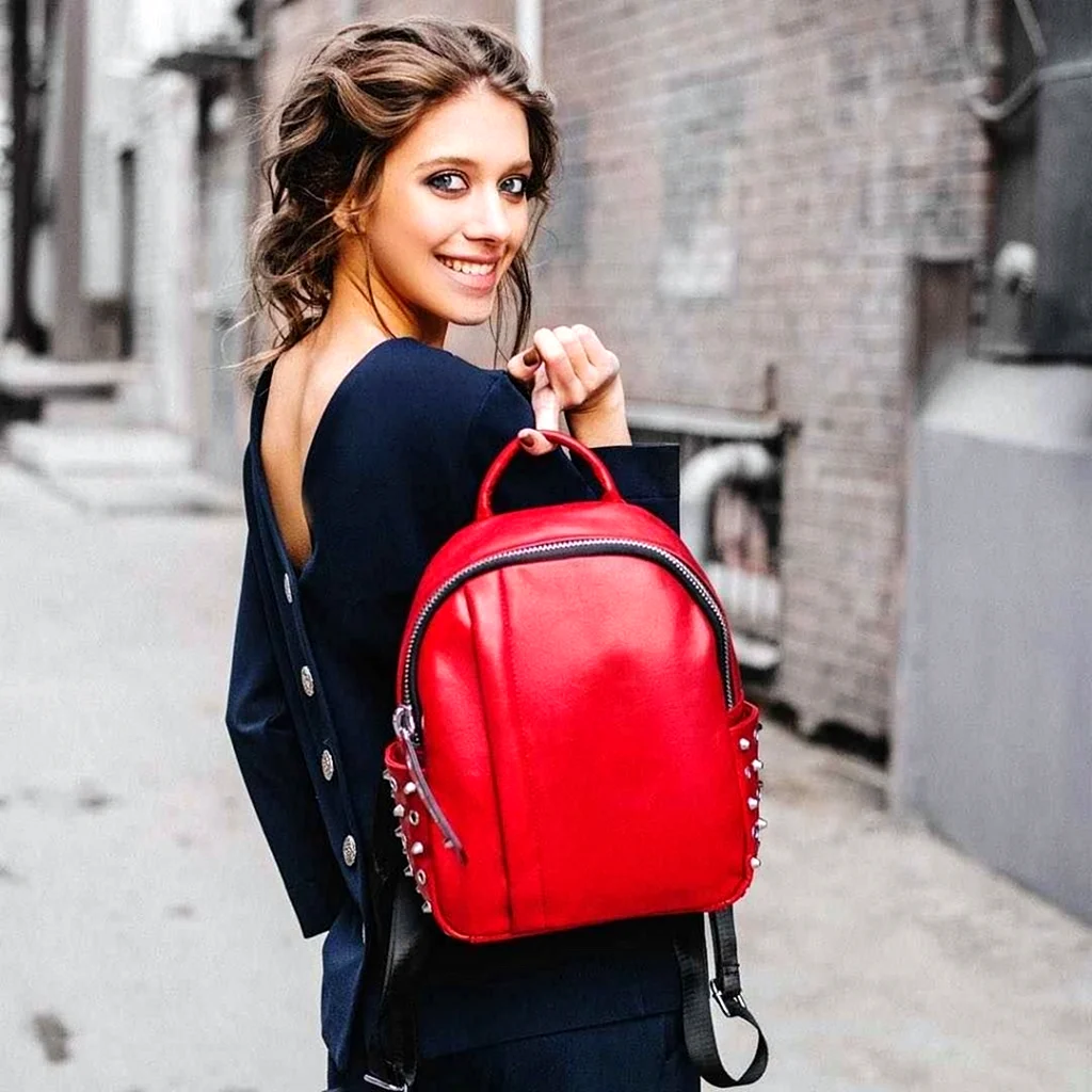 Девушка с рюкзаком