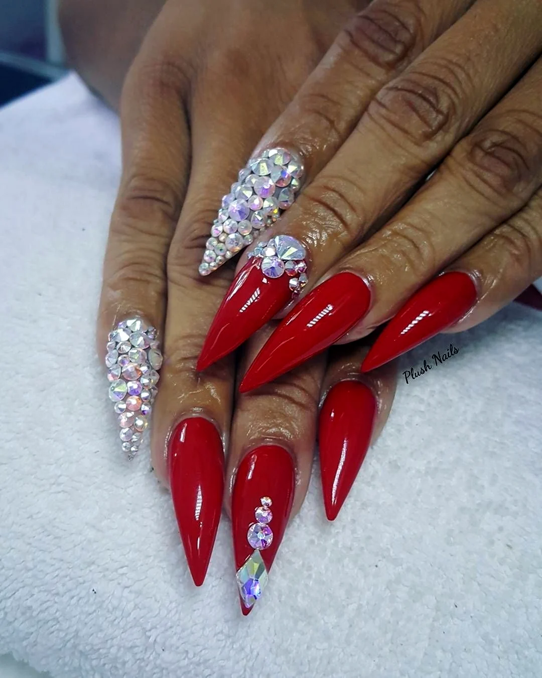 Красные длинные ногти