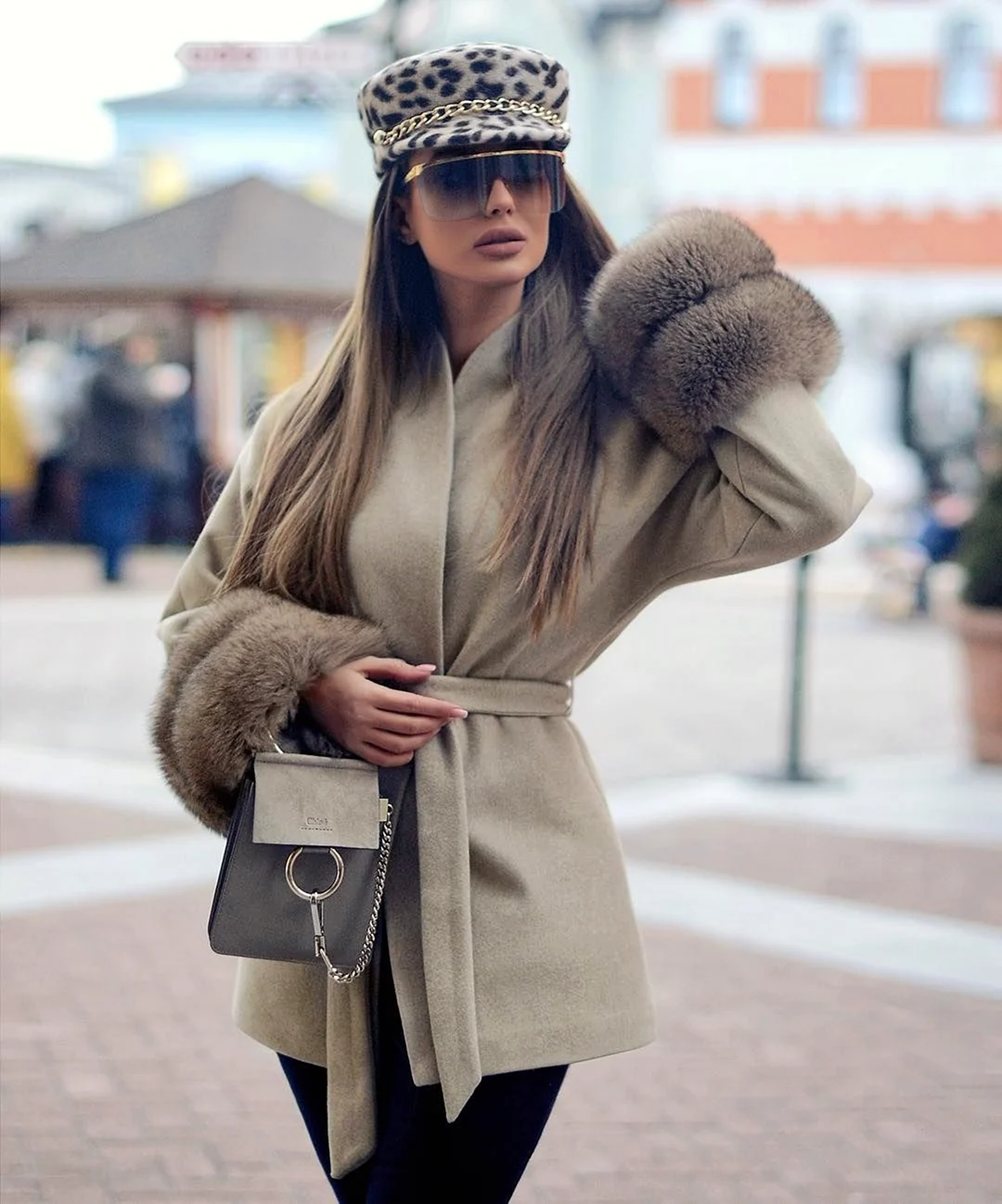Маргарита Цельсова в пальто