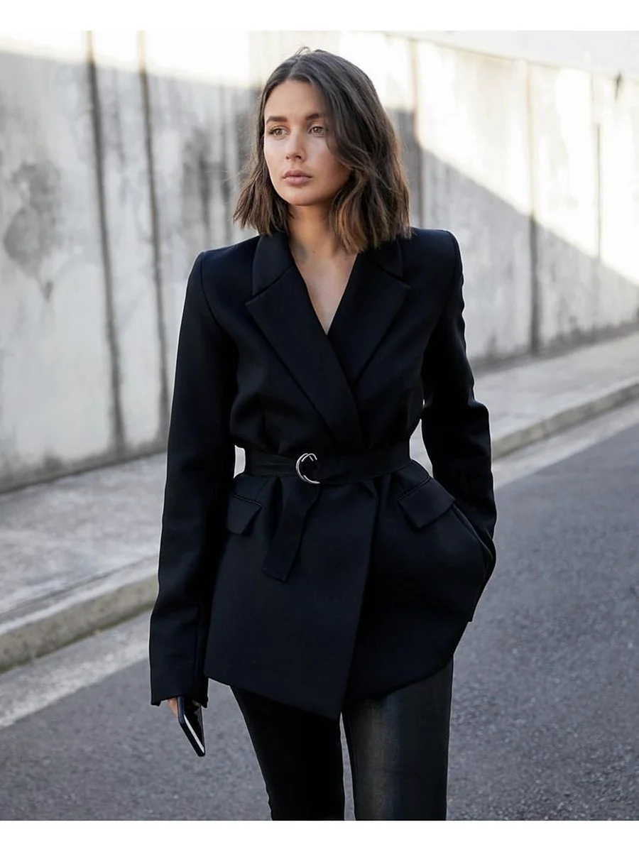 Женщина в пиджаке