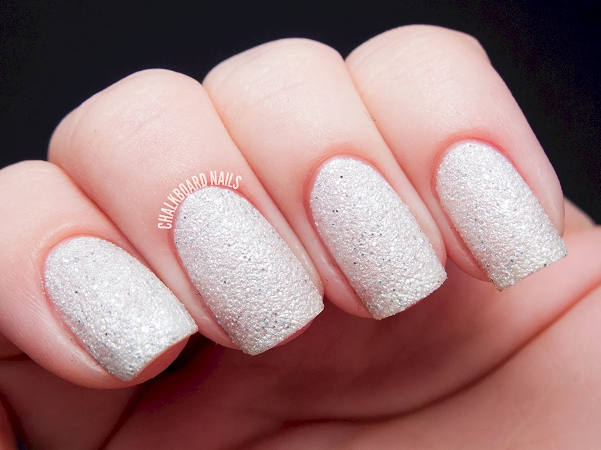 Ногти белые с блестками