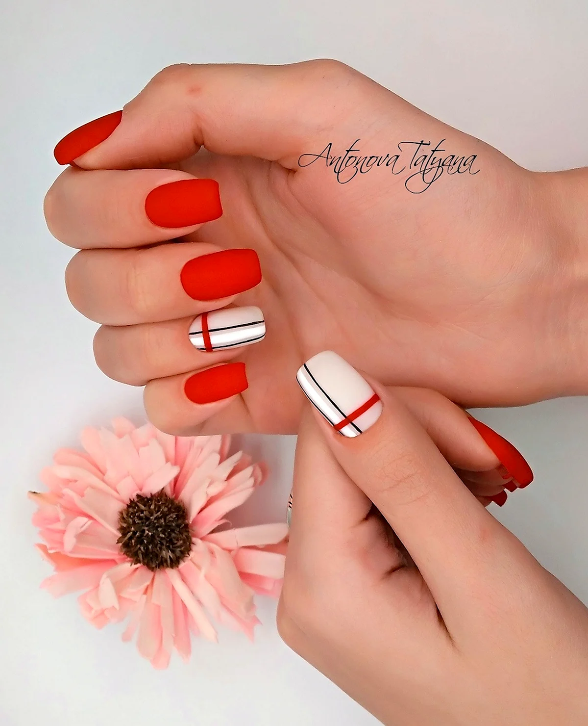 Маникюр на квадратные ногти красный с белым