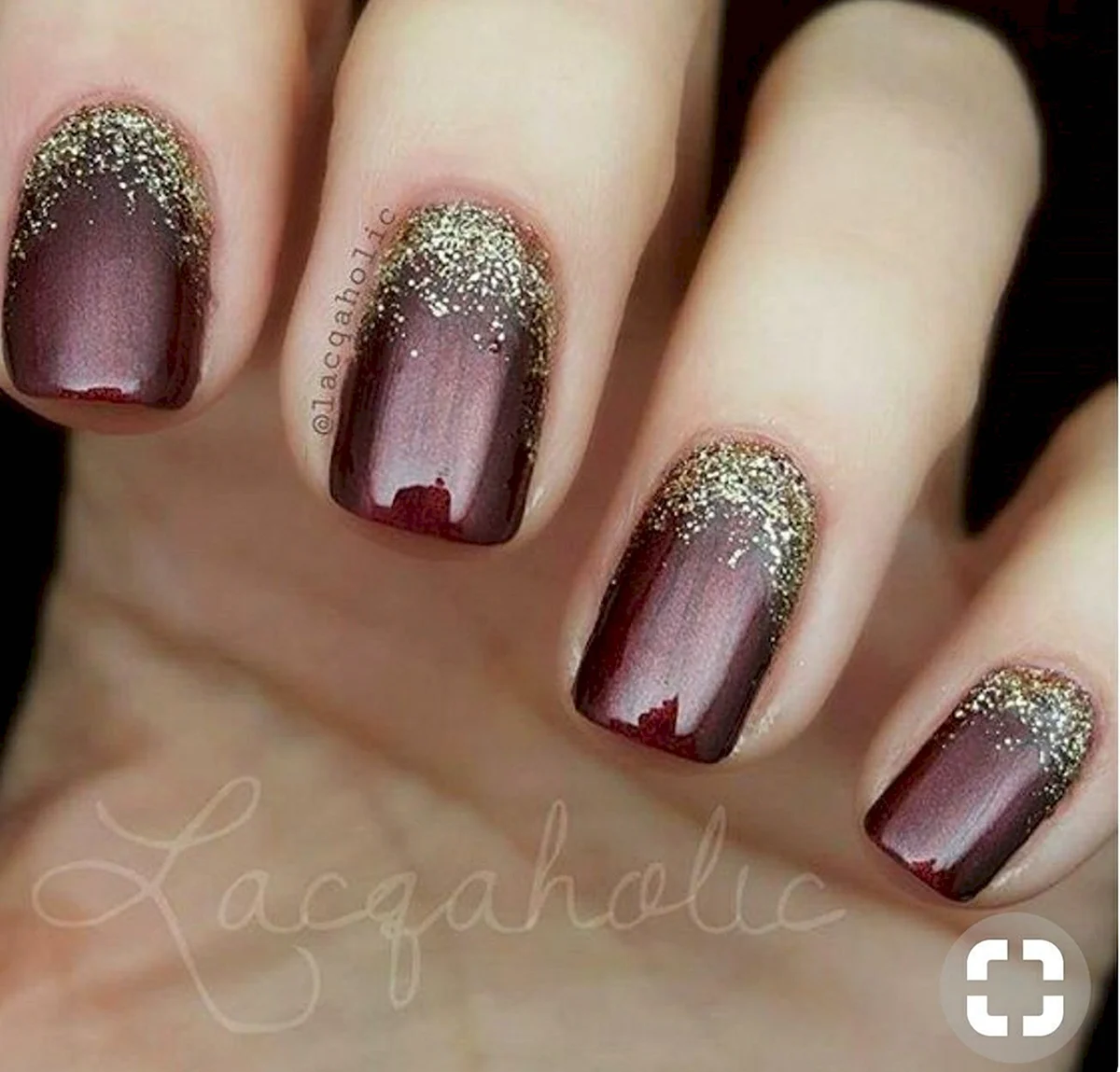 Бордовый маникюр с золотыми блестками
