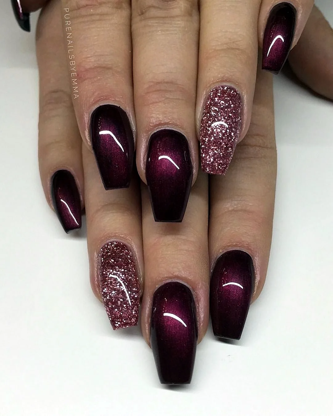 Бордовые ногти с блестками