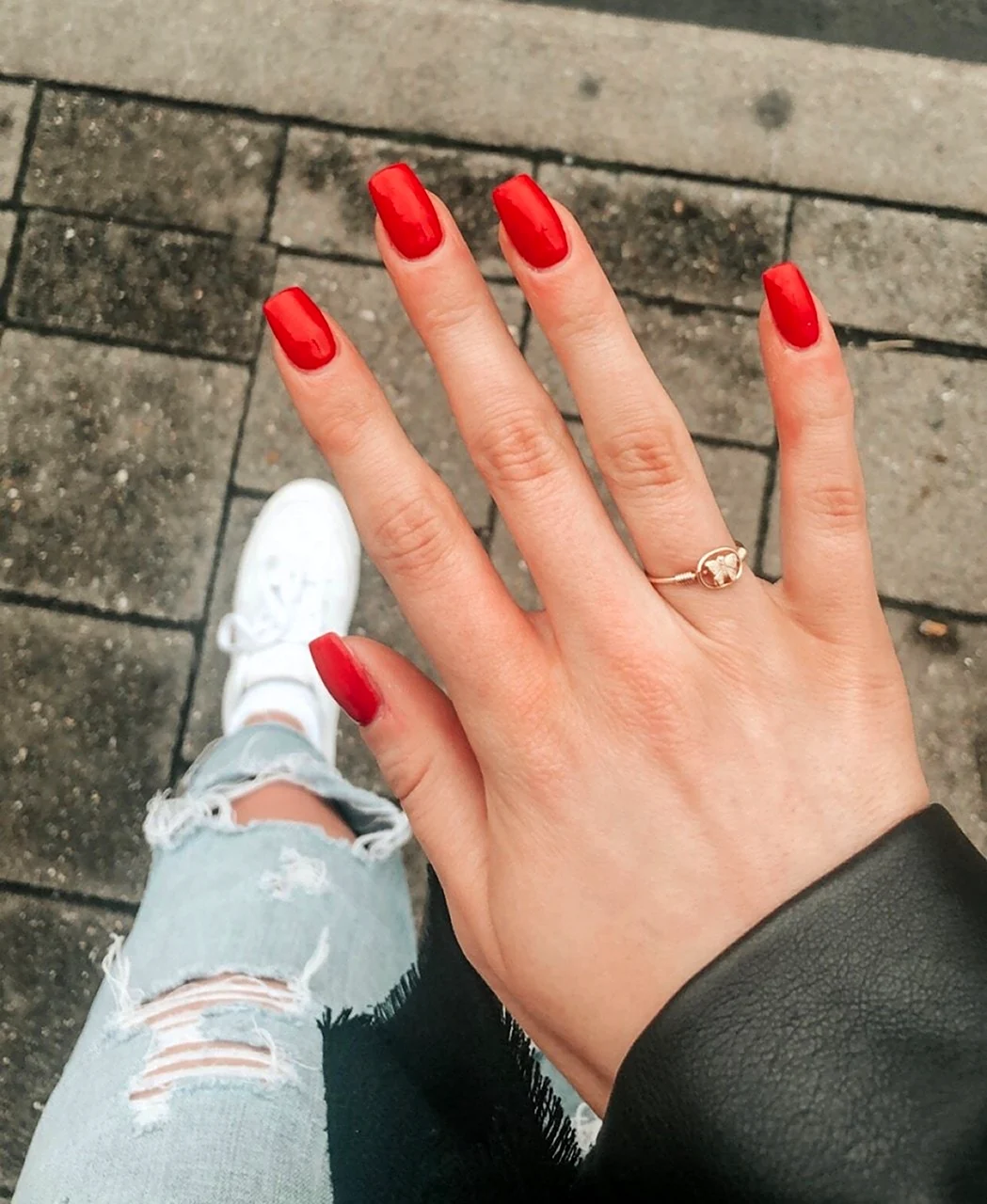 Кэти Топурия красный маникюр