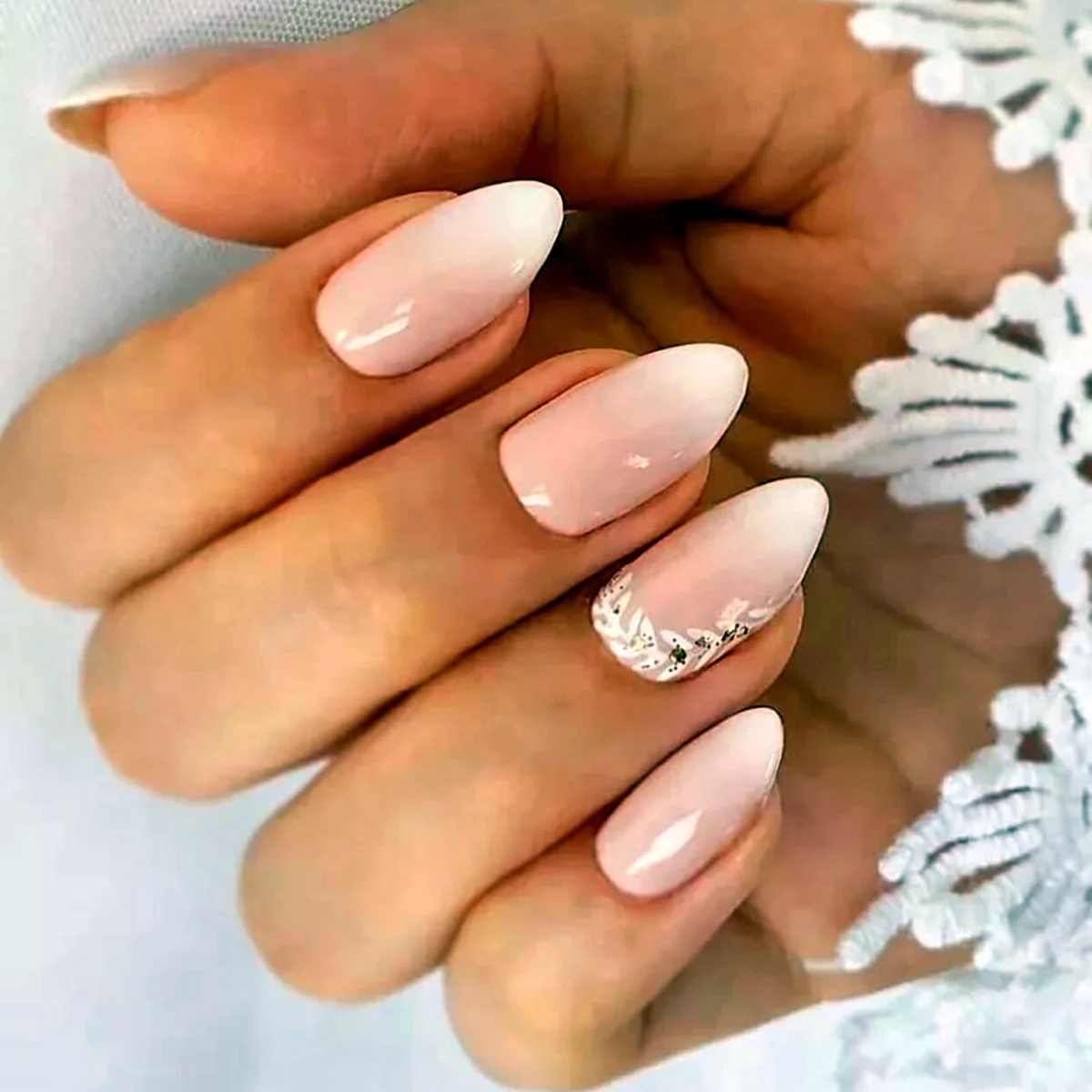 Нюдовый свадебный маникюр миндаль