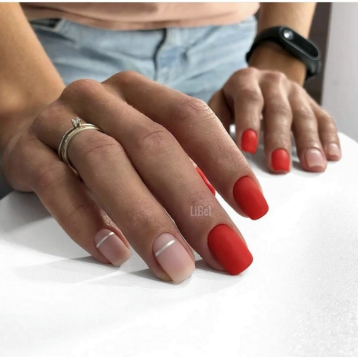 Красный маникюр мягкий квадрат