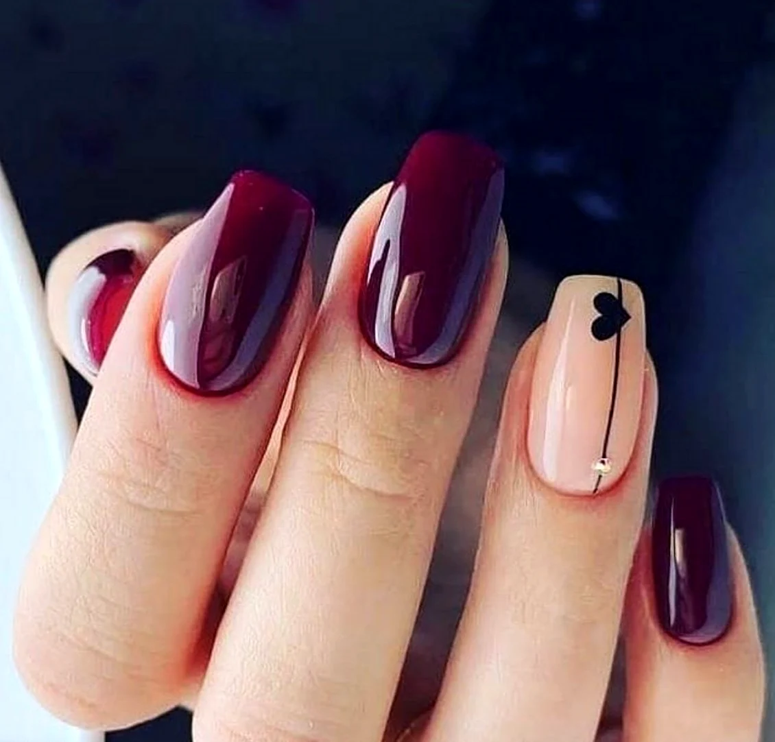 Маникюр бордовый с бежевым