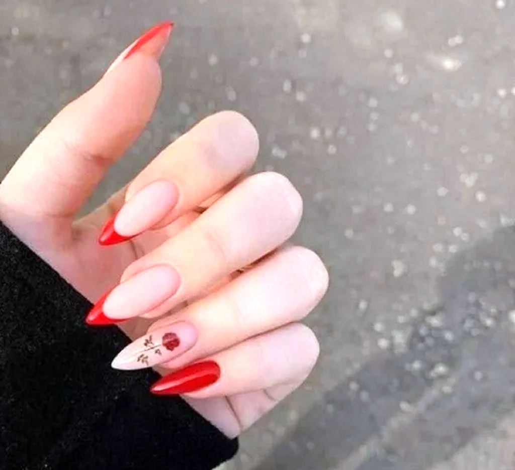 Красный френч на миндалевидных ногтях