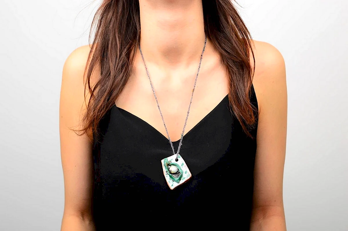 Крупные украшения на шею