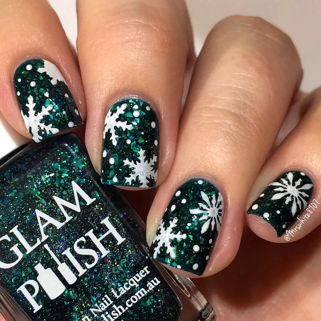 Новогодние ногти со снежинками