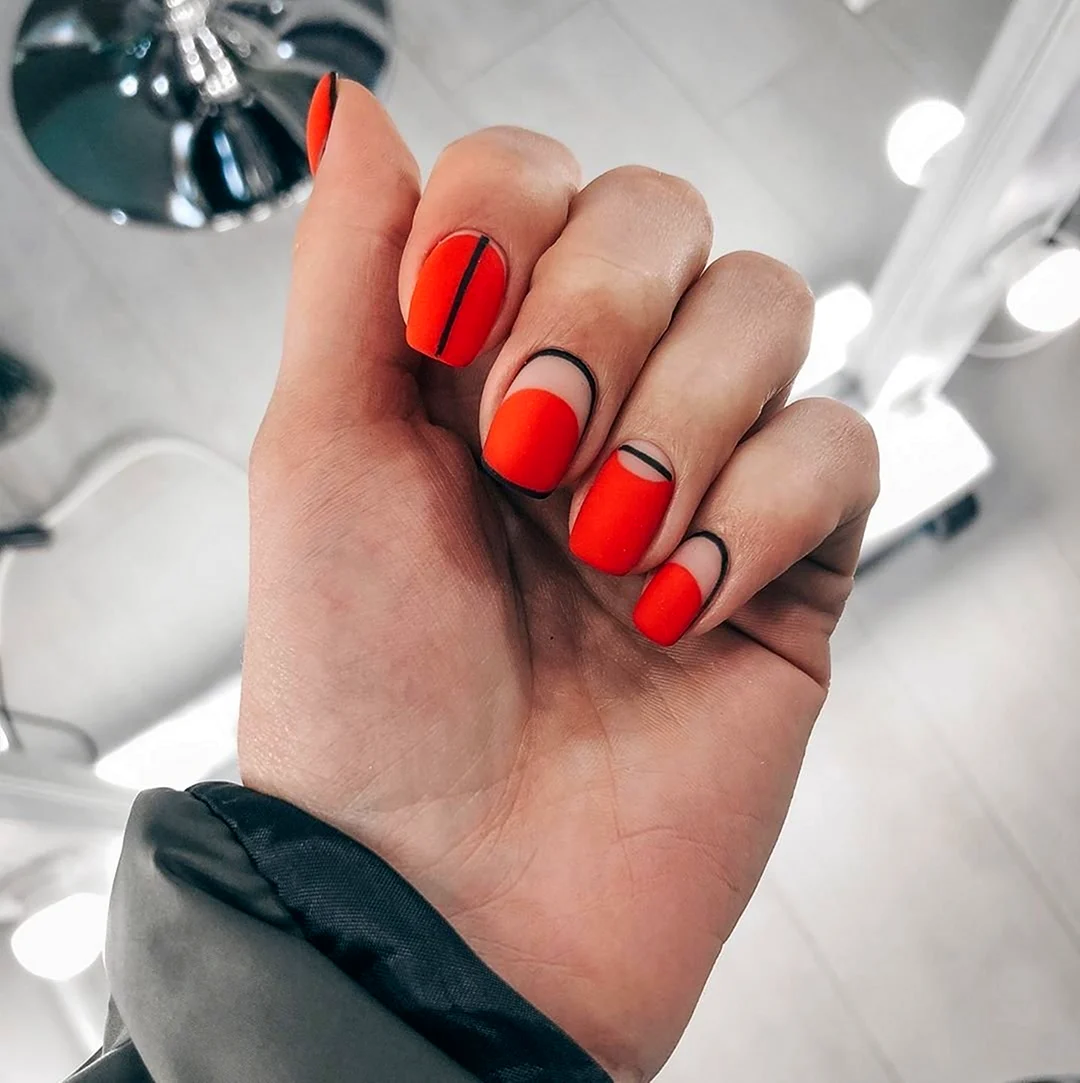 Маникюр серый с красным