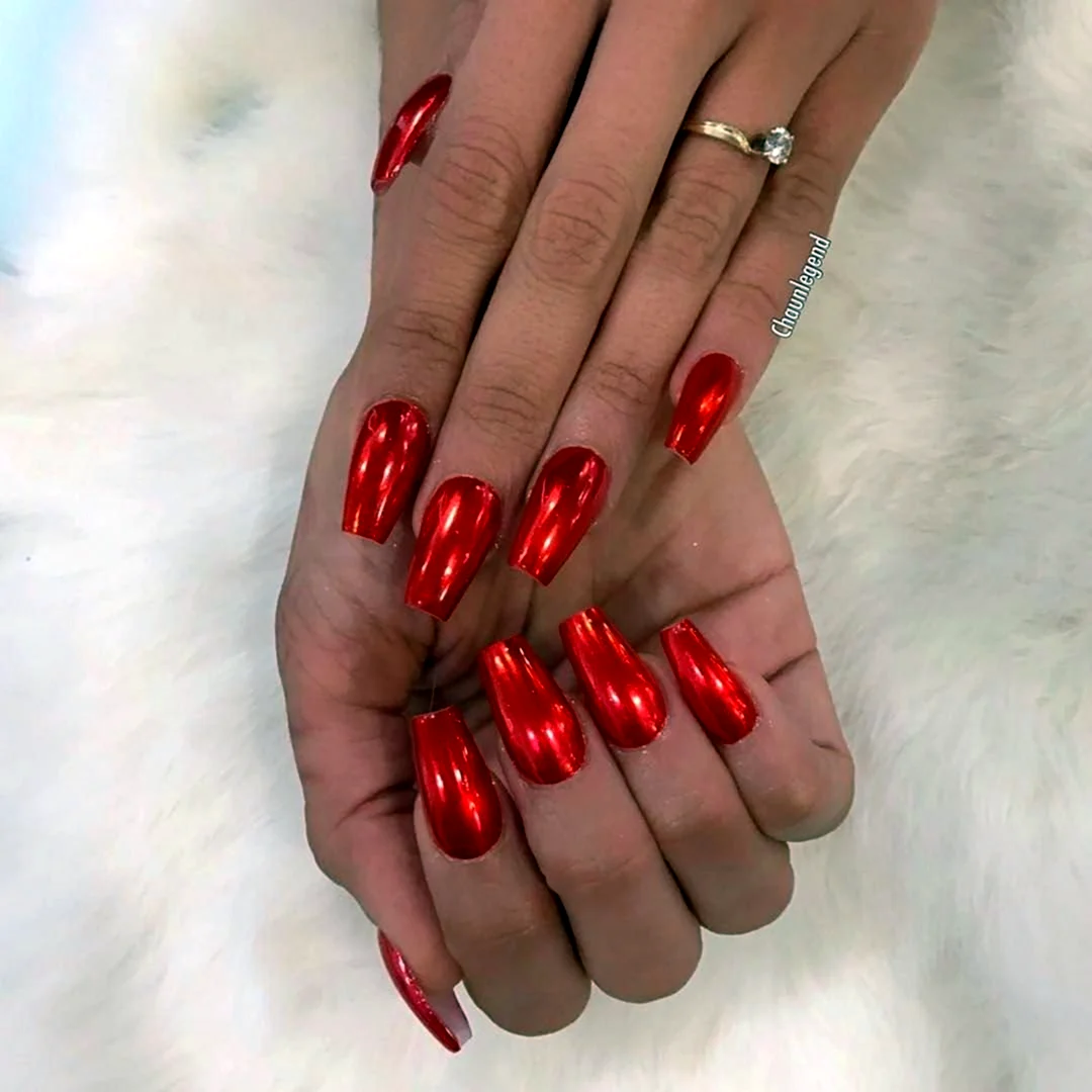 Красные ногти с втиркой