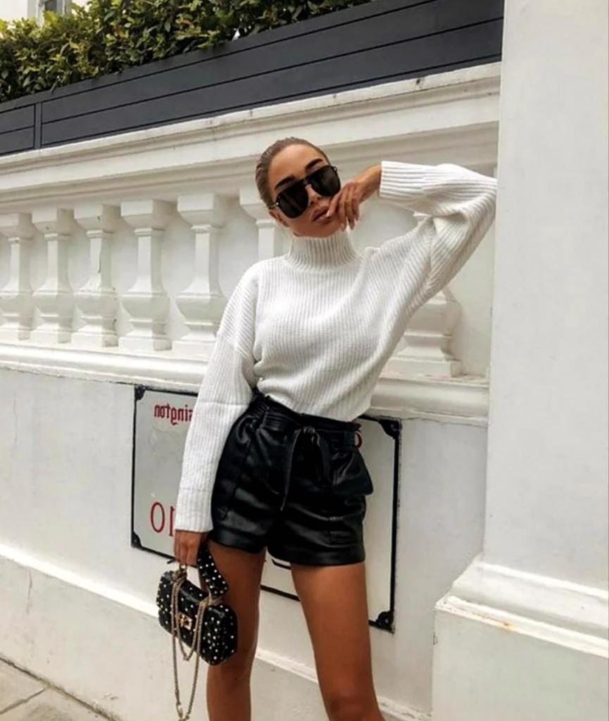 Кожаные шорты со свитером