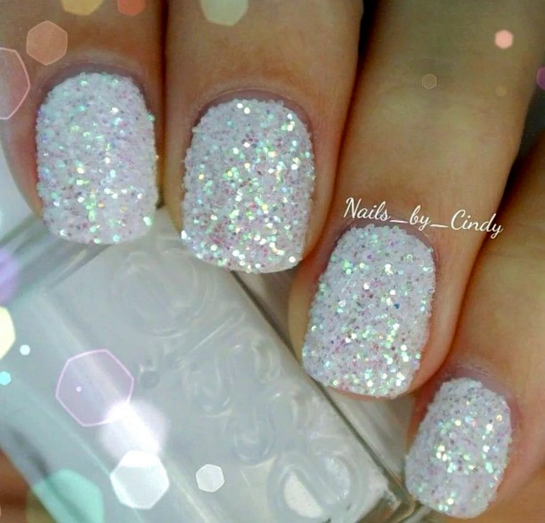 Новогодний маникюр белый с блестками