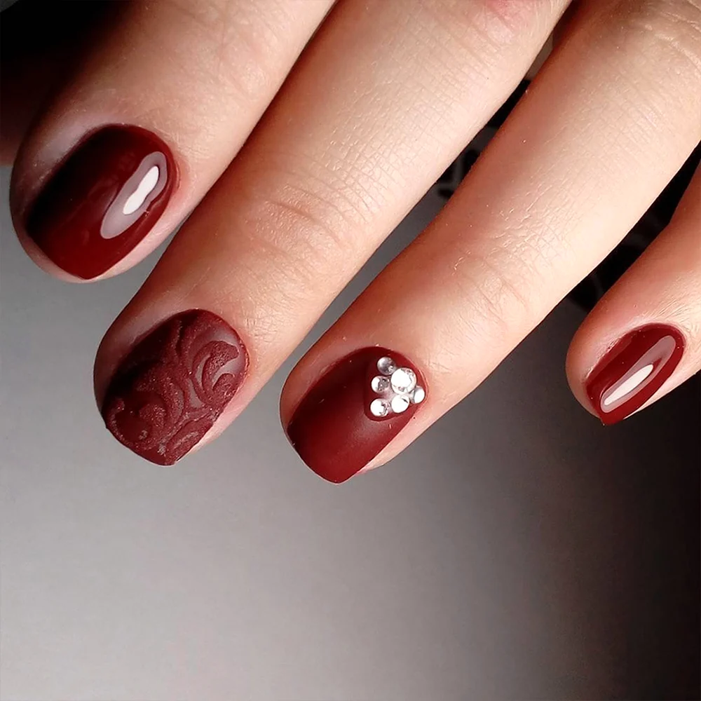 Маникюр шеллак бордовый