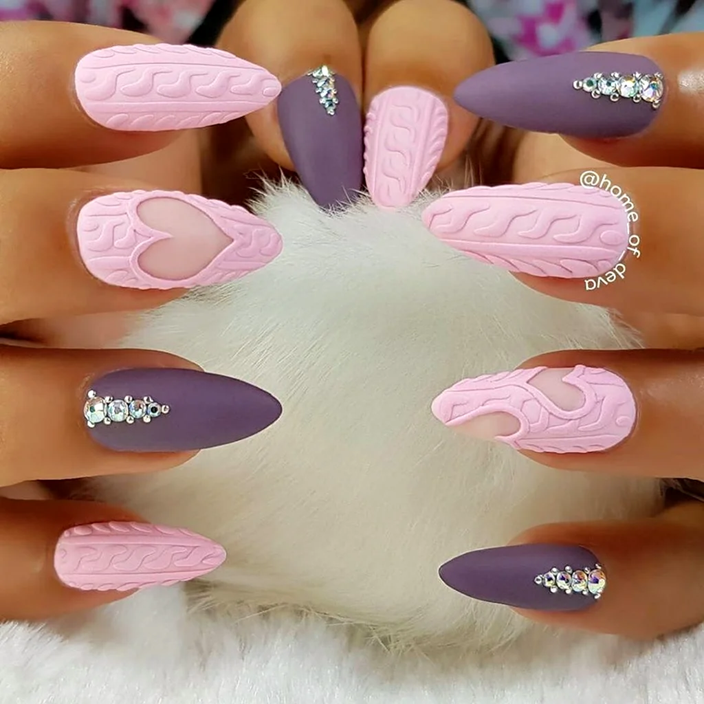 Розовые миндальные ногти