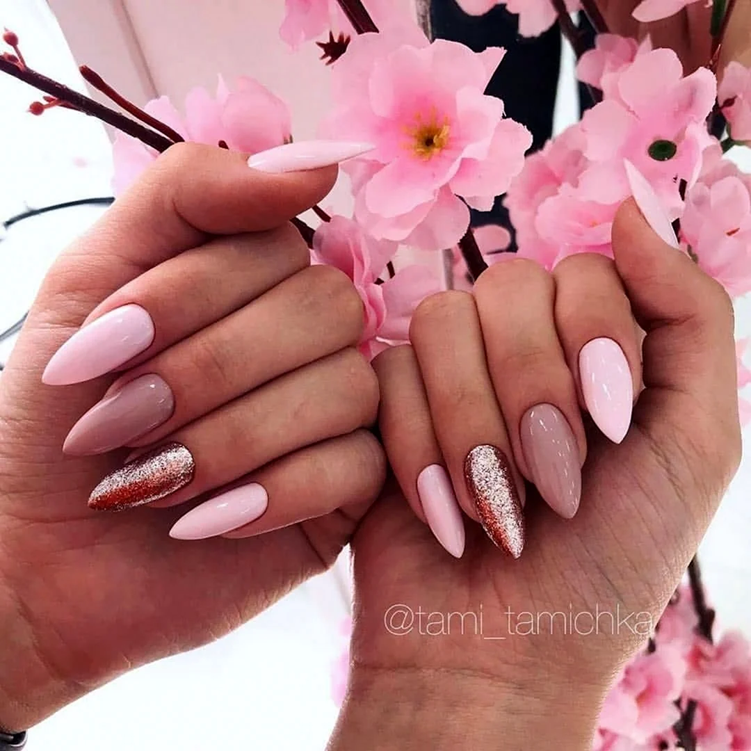 Розовый маникюр миндальной