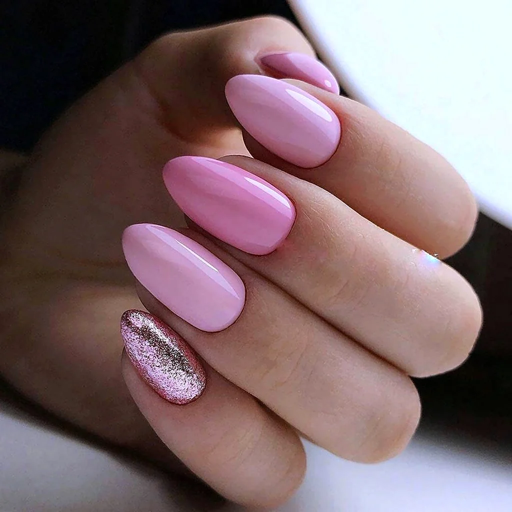 Розовый маникюр миндальной