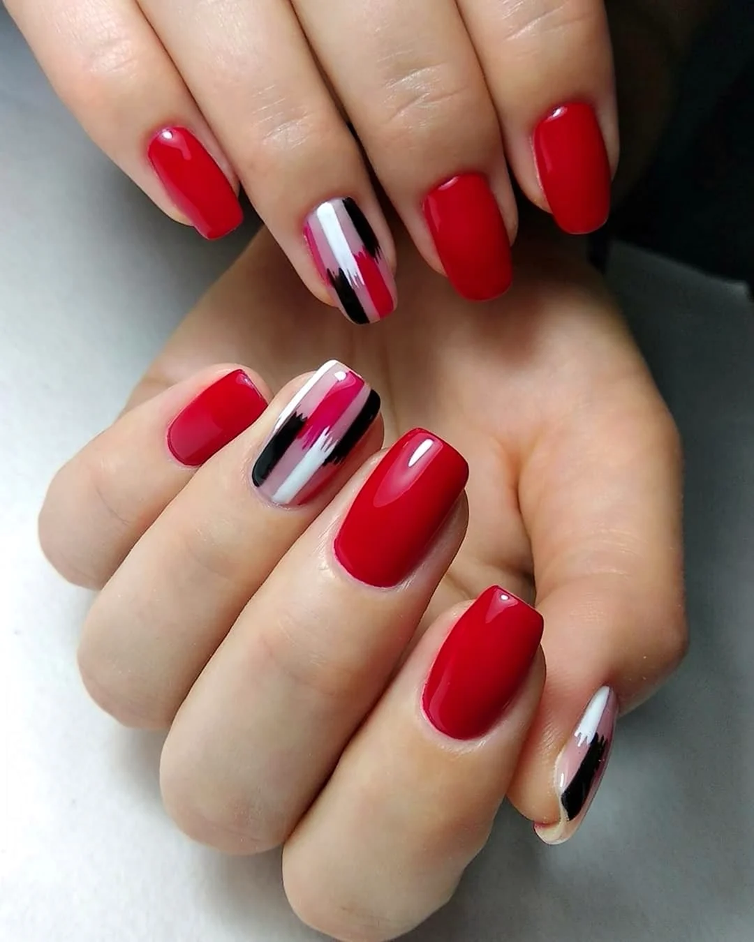 Красный маникюр