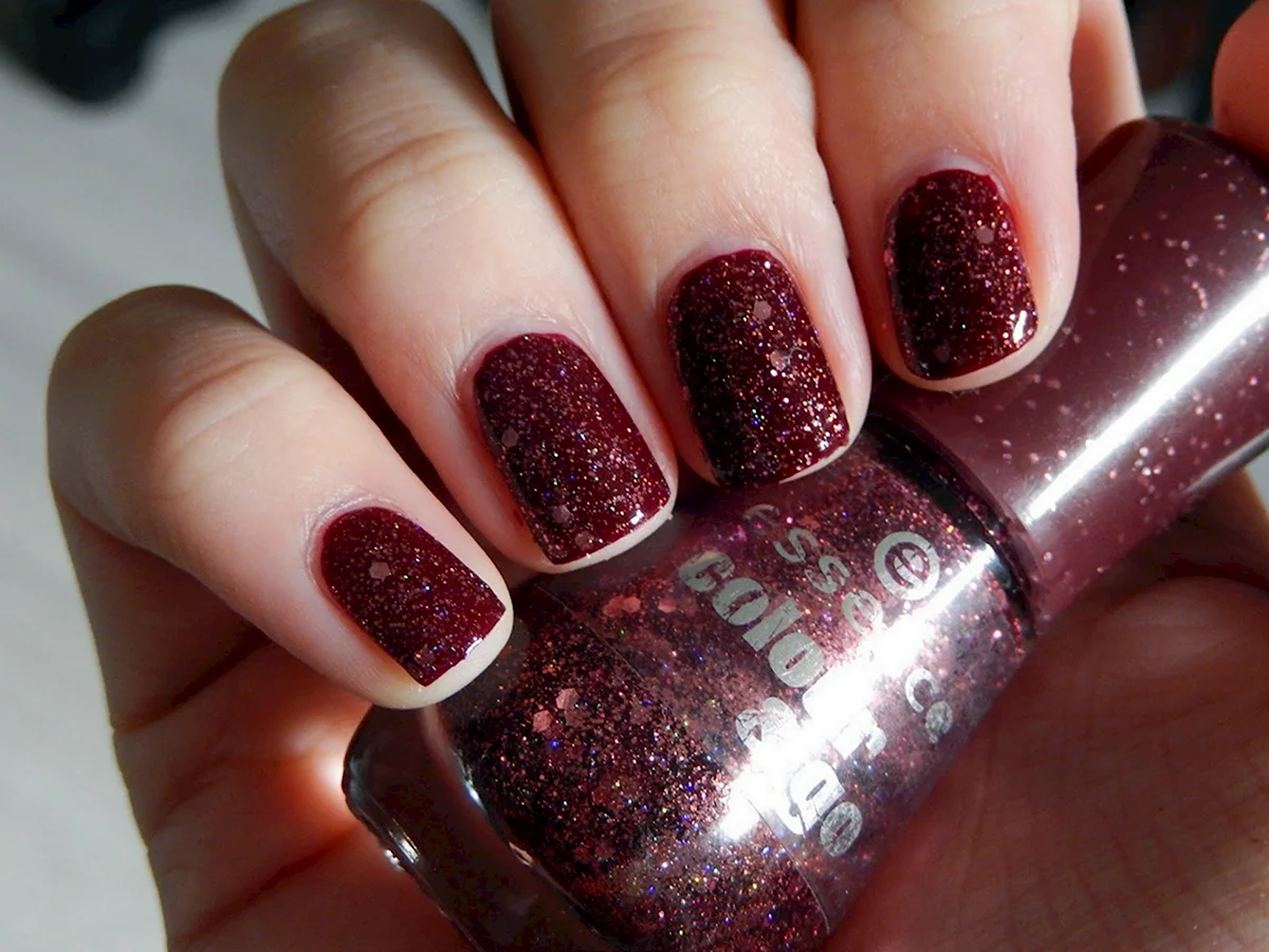 Бордовые ногти с блестками