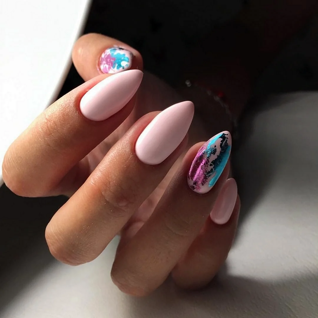 Яркий маникюр на миндальную форму