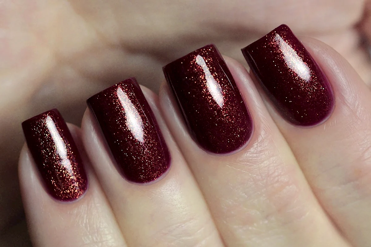 Бордовые ногти с блестками