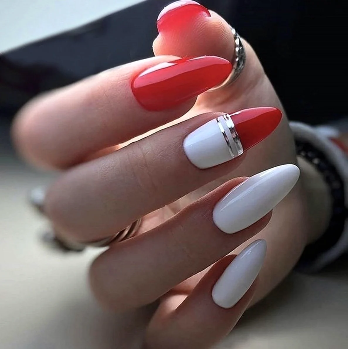 Маникюр красный с белым